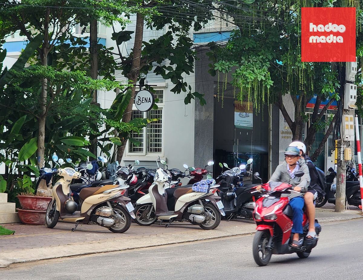 Một quán cà phê trên đường Lê Đại Hành, phường Nghĩa Lộ, tỉnh Quảng Ngãi có số lượng xe đỗ trên vỉa hè đông đúc - Ảnh: TRẦN MAI