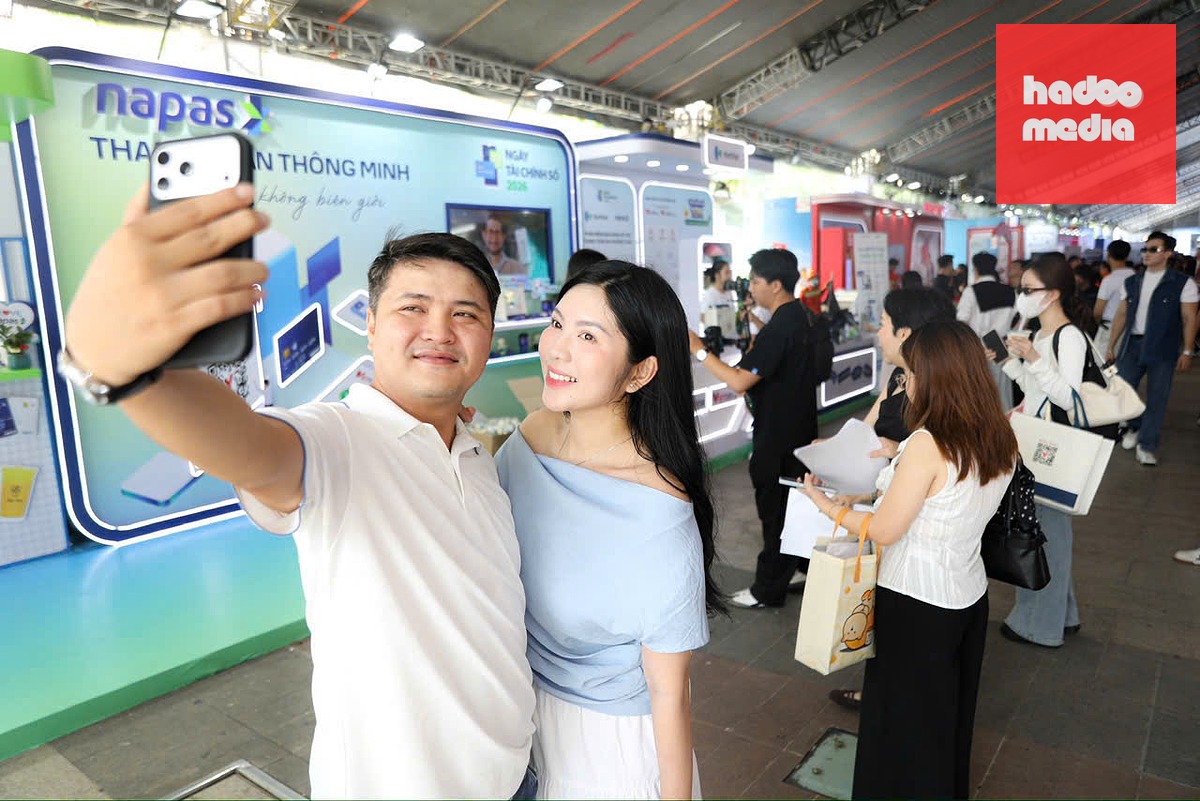 Cặp đôi trẻ check - in nhận quà tại gian hàng NAPAS - Ảnh: DUYÊN PHAN