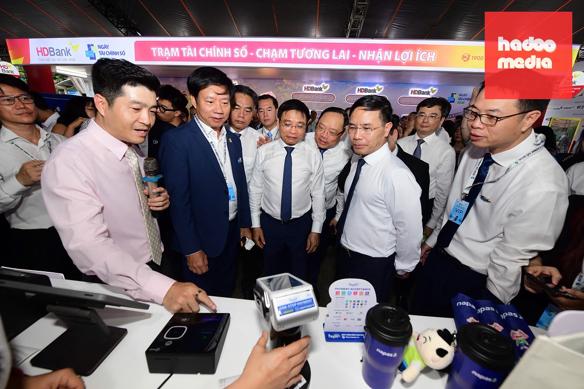 Ông Nguyễn Văn Thắng, Phó thủ tướng Chính phủ, cùng nhiều đại biểu tham quan và trải nghiệm tại gian hàng của NAPAS - Ảnh: Q.ĐỊNH