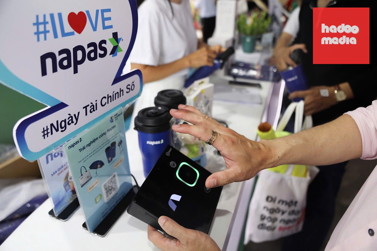 Đại diện NAPAS giới thiệu về sản palm pay - thanh toán bằng lòng bàn tay - Ảnh: DUYÊN PHAN