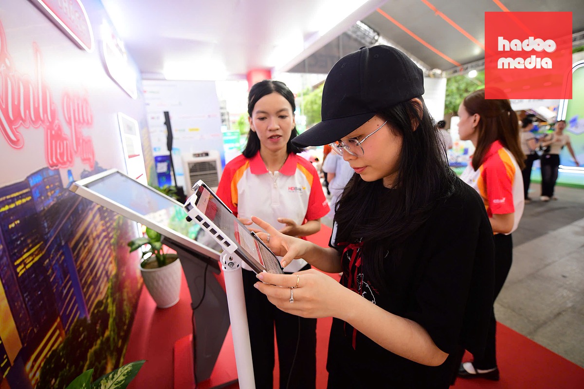 Bạn trẻ tham gia hoạt động trải nghiệm, săn quà tại gian hàng HD Bank ngày 6-6 - Ảnh: Q.ĐỊNH