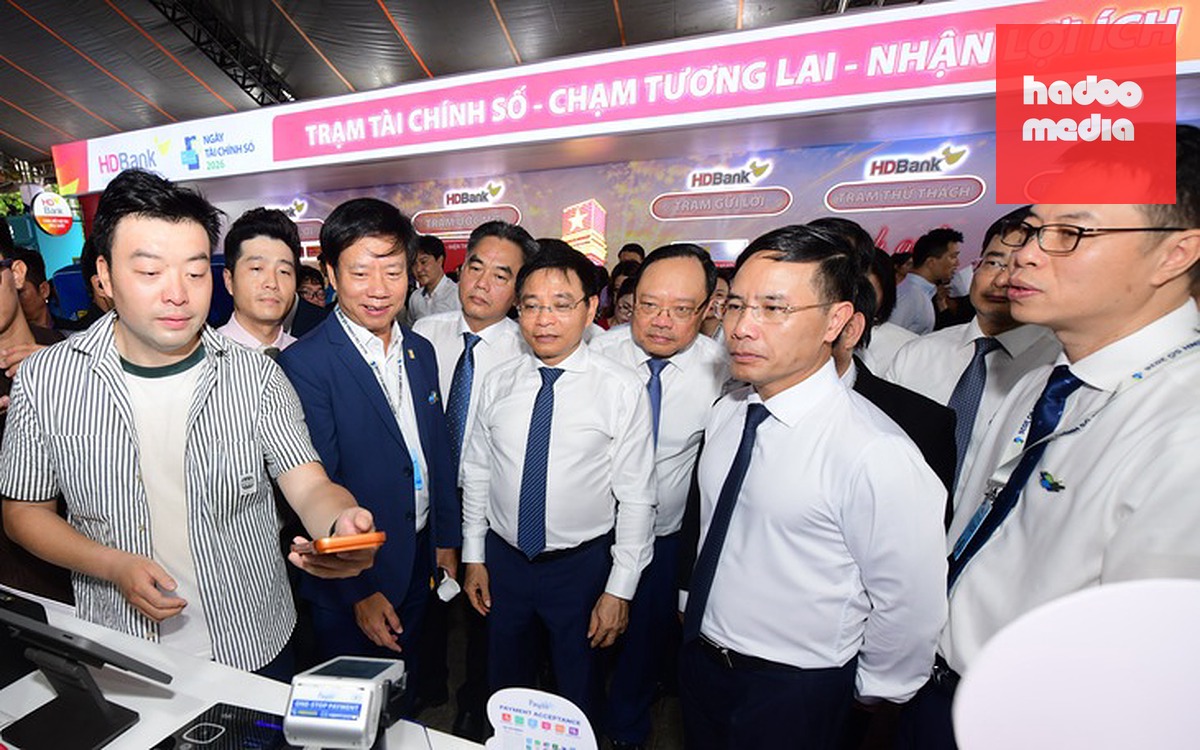 Người trẻ cùng nhìn nhau già đi tại gian hàng trải nghiệm HDBank trong Ngày Tài chính số 2026 - Ảnh 2.