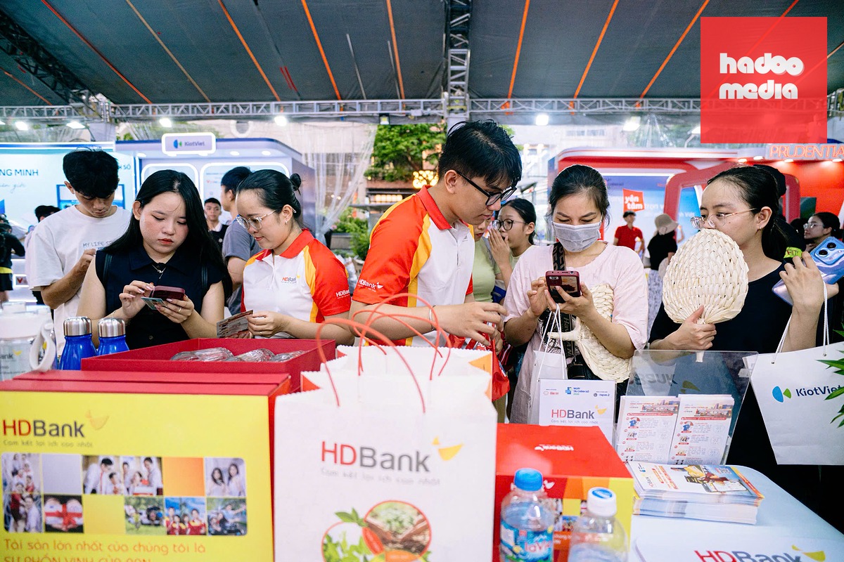Khu vực Ngân hàng HDBank thu hút nhiều sự quan tâm của du khách tìm hiểu về sản phẩm tài chính - Ảnh: THANH HIỆP