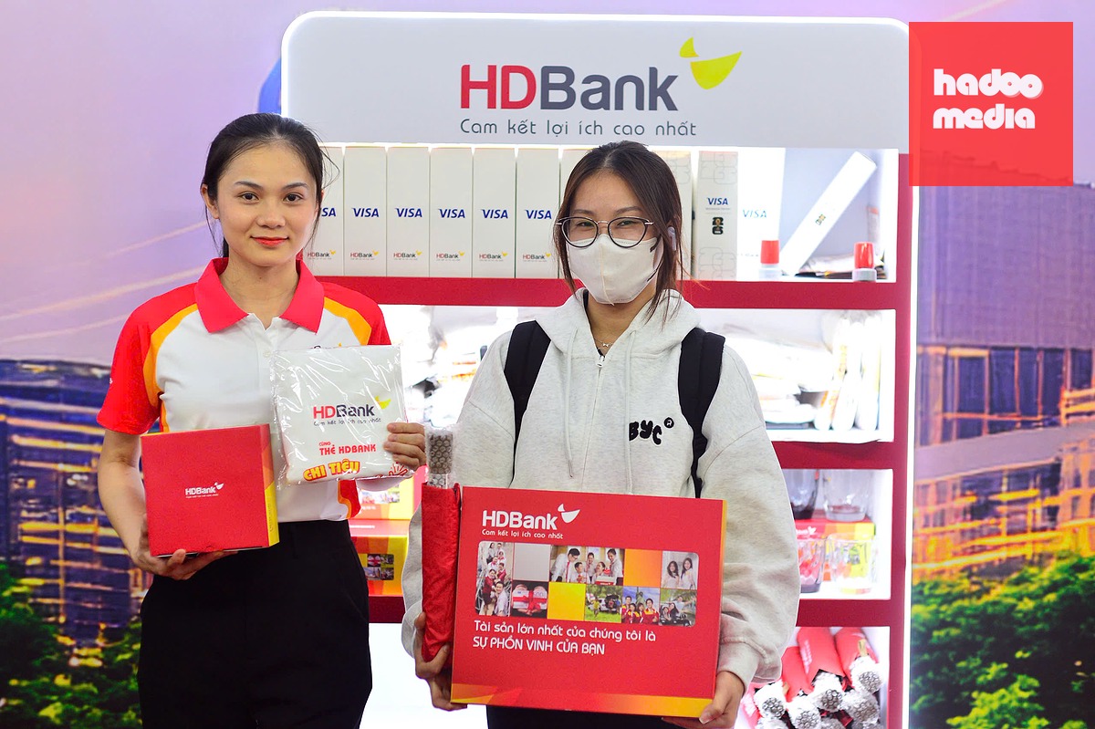 Khách hàng tham gia check-in, trải nghiệm các giải pháp tài chính số và chinh phục 4 trạm trải nghiệm để thu thập dấu mộc, đổi nhiều phần quà giá trị như bình nước, túi cói, dù, bộ 4 ly cao cấp và bộ quà tặng trị giá đến 1 triệu đồng - Ảnh: Q.ĐỊNH