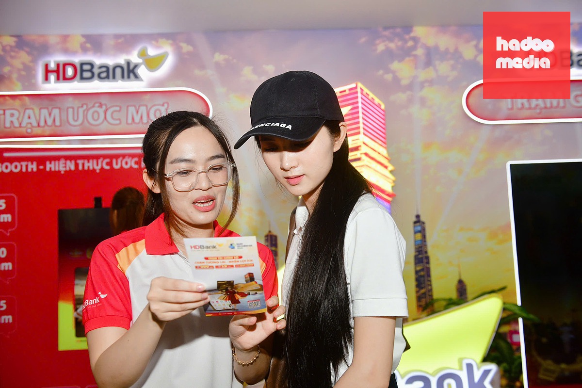 Khách tham quan sẽ được giới thiệu thêm về các dịch vụ tại HDBank - Ảnh: DUYÊN PHAN