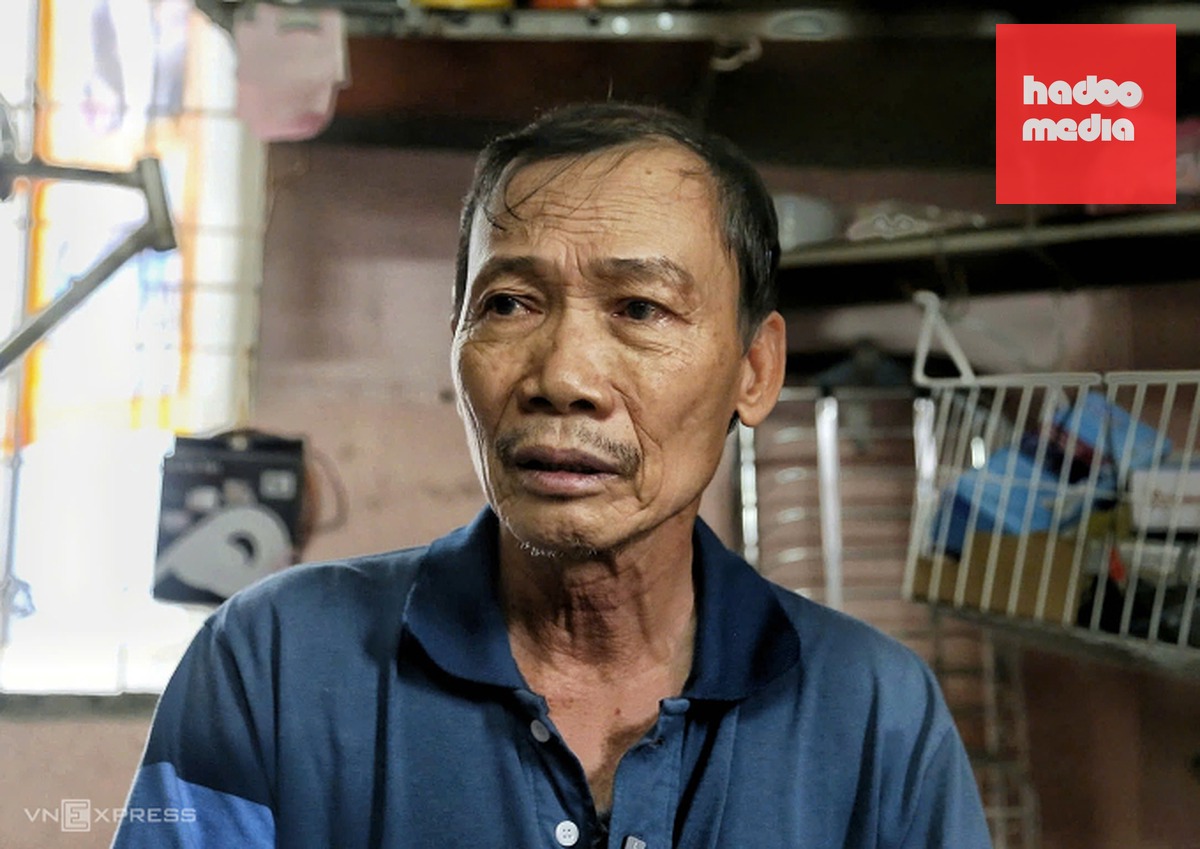 Ông Võ Huy Thịnh, 70 tuổi kể lại cảnh chôn tập thể tại nghĩa trang Đô Thành, nay là công viên Lê Thị Riêng vào năm 1968. Ảnh: Đình Văn