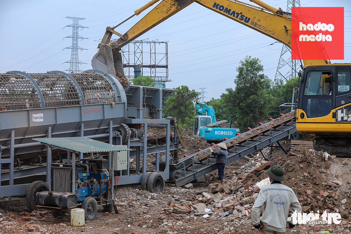 Công ty cổ phần Dịch vụ sản xuất Toàn Cầu phân loại, nghiền biến rác thải xây dựng thành vật liệu san lấp - Ảnh: DANH KHANG