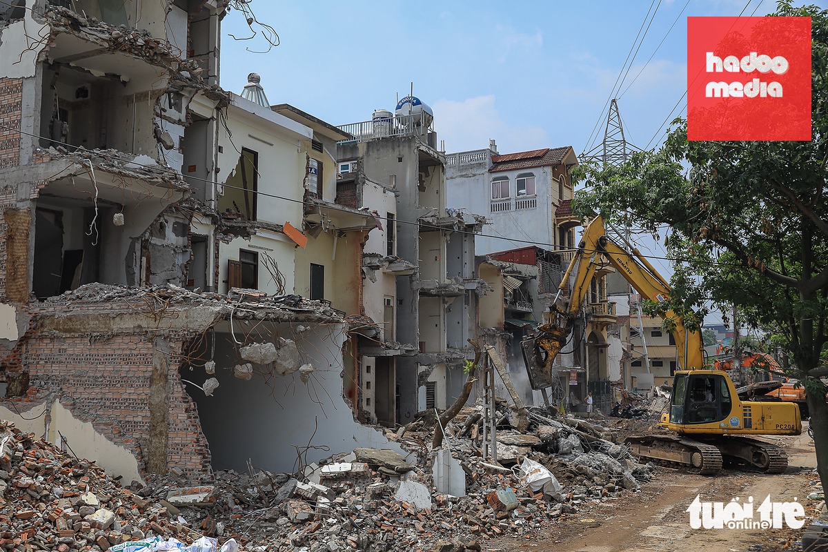 Mặt bằng phục vụ thi công dự án cầu Trần Hưng Đạo đang tiếp tục được giải phóng - Ảnh: DANH KHANG