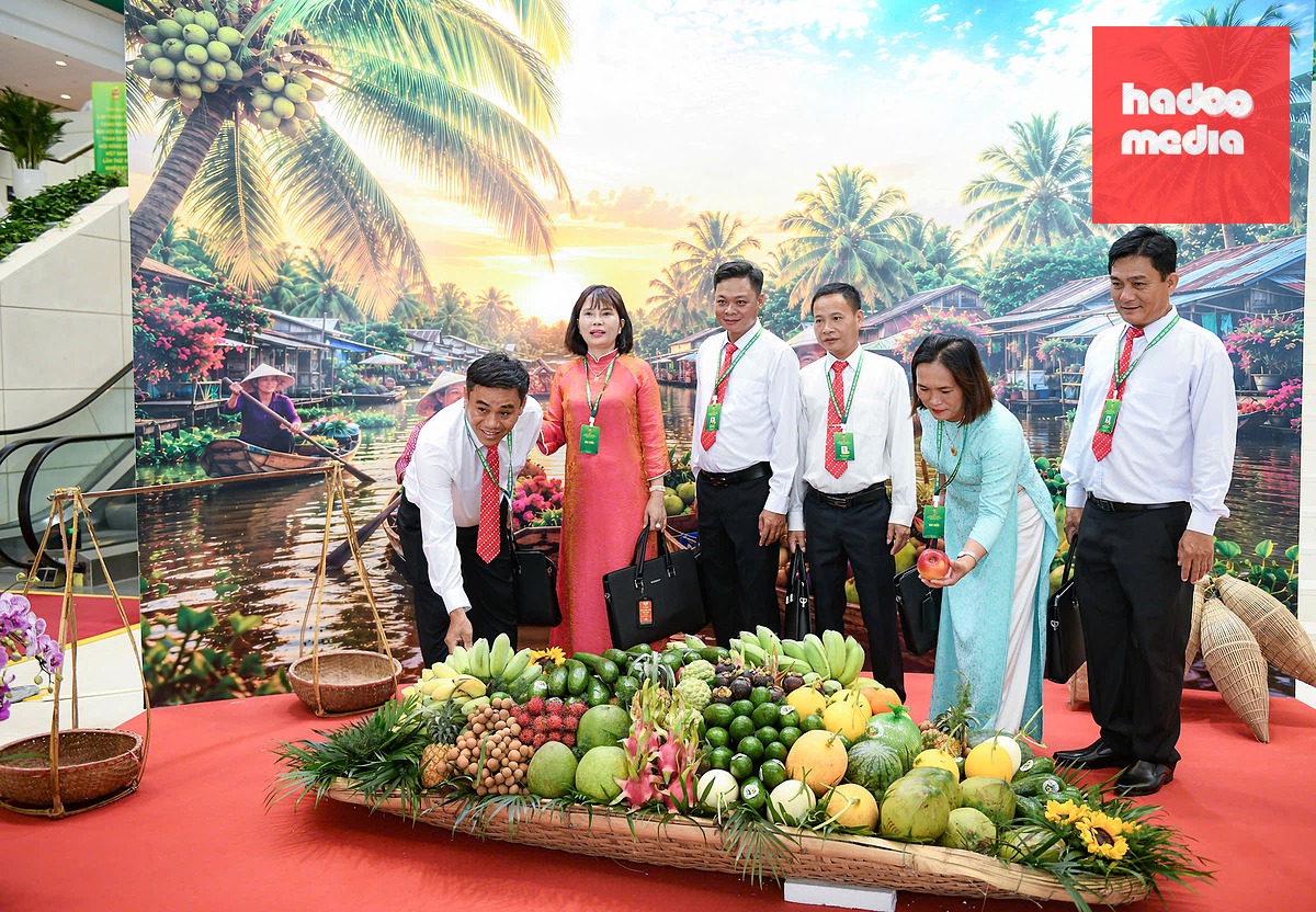 Các đại biểu tham quan gian hàng trưng bày sản phẩm nông sản - Ảnh: NAM TRẦN