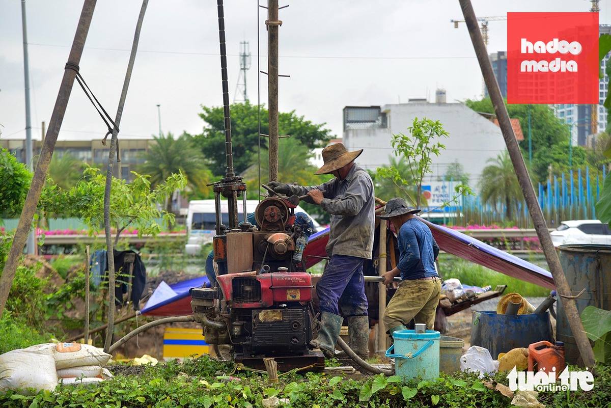 Metro số 6 giai đoạn 1 đoạn Bà Quẹo - Phú Hữu sẽ kết nối với đường sắt Thủ Thiêm - Long Thành tại ga Phú Hữu. Trong ảnh là các đơn vị tư vấn đang khoan khảo sát địa chất trên đường Song Hành, phường Bình Trưng, TP.HCM phục vụ việc làm tuyến metro Thủ Thiêm - Long Thành - Ảnh: TRÍ ĐỨC