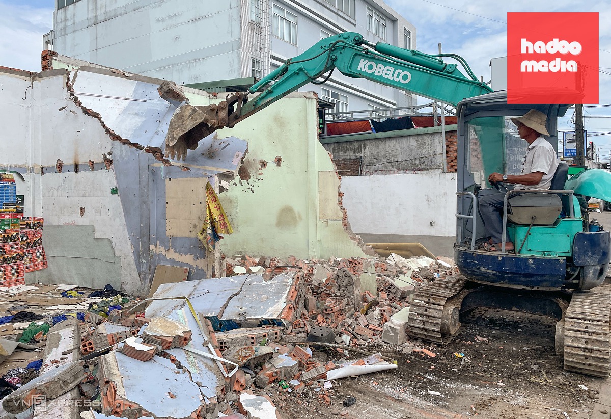Dỡ nhà để mở rộng đường dẫn vào cao tốc TP HCM - Long Thành
