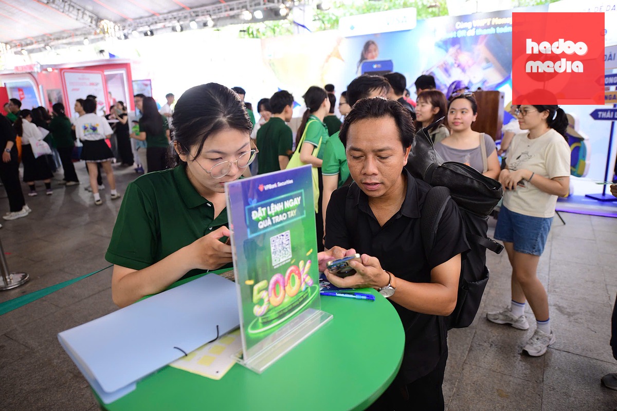 Khách tham quan trải nghiệm hệ sinh thái tài chính số tại gian hàng VPBank - Ảnh: QUANG ĐỊNH