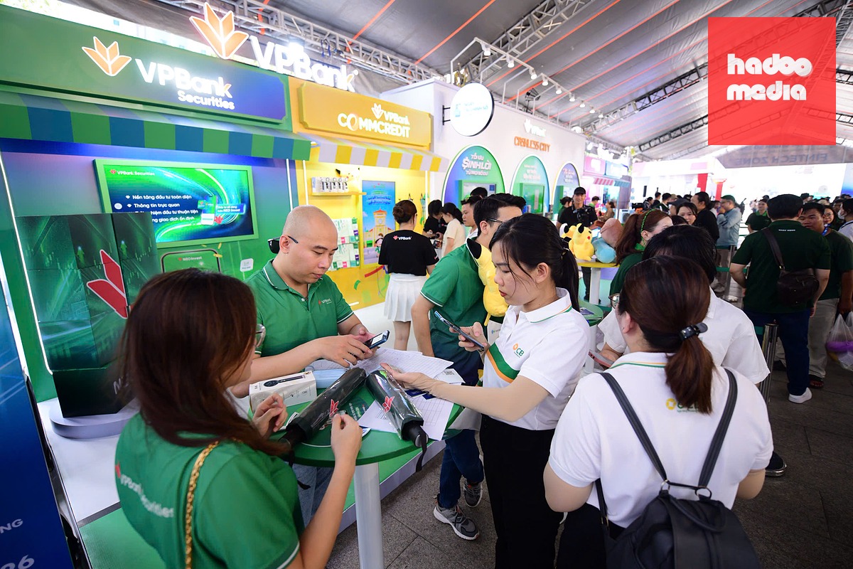 Gian hàng VPBank sôi động với loạt trò chơi nhận quà hấp dẫn - Ảnh: QUANG ĐỊNH