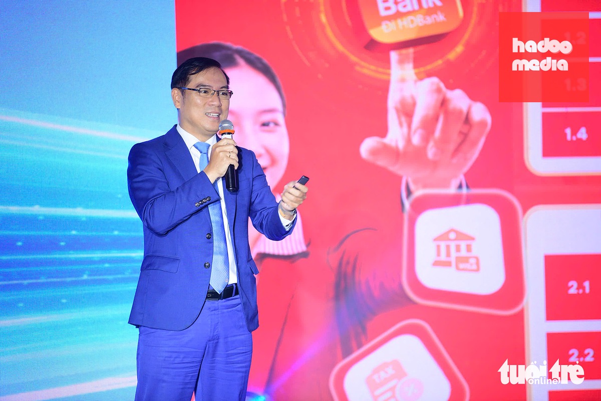 Ông Đàm Thế Thái - Phó tổng giám đốc Ngân hàng TMCP Phát Triển TP HCM (HDBank) trình bày tham luận Hiệu quả triển khai thanh toán thông minh cho hộ kinh doanh và doanh nghiệp trong bối cảnh mới - Ảnh: QUANG ĐỊNH
