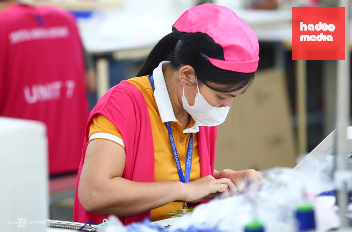 Giờ vào ca của công nhân dệt may tại KCN Quang Châu, Bắc Ninh. Ảnh: Phạm Chiểu