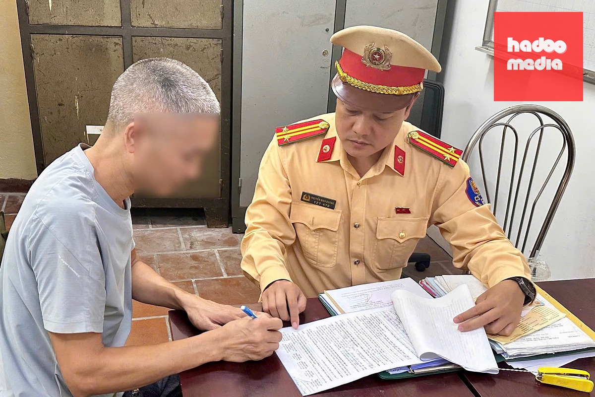 Cảnh sát lập biên bản xử lý tài xế xe tải làm rơi bùn đất xuống đường - Ảnh: THIÊN KHÔI