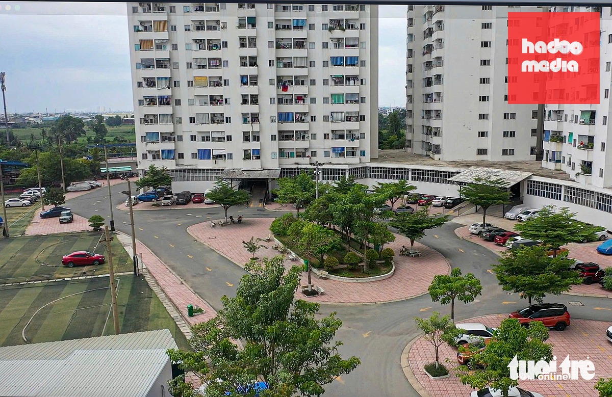 Khuôn viên chung cư có nhiều cây xanh, sân bóng...