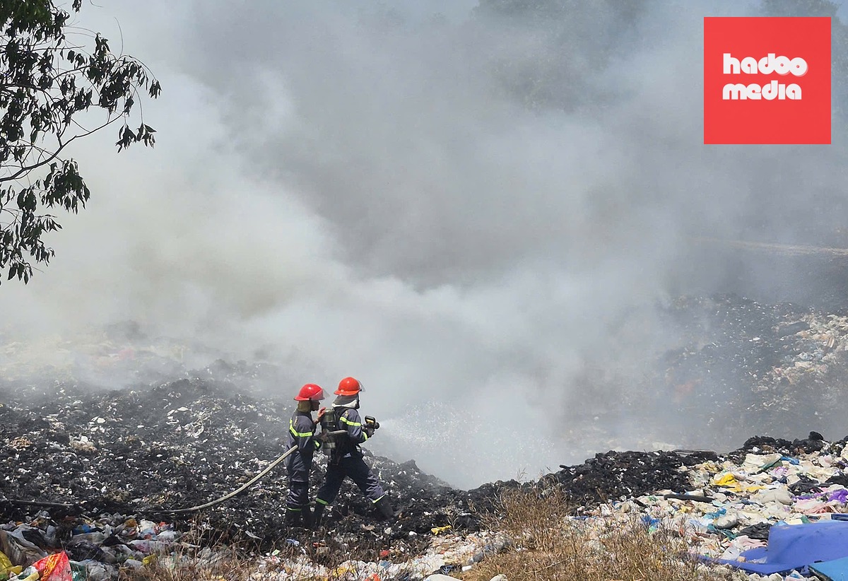 Đám cháy còn lan ra một bãi rác tự phát - Ảnh: ANH DŨNG
