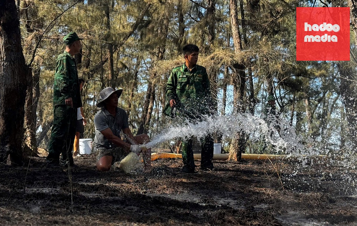 Hiện tại, lực lượng tại chỗ vẫn tiếp tục trực chiến, đề phòng đám cháy âm ỉ bùng phát - Ảnh: TRẦN MAI