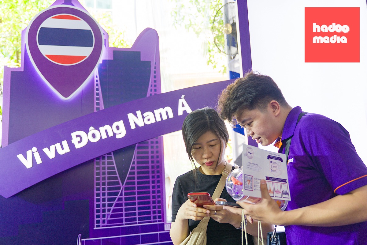 Khách tham quan được hướng dẫn trải nghiệm gian hàng của TPBank - Ảnh: VĂN TRUNG