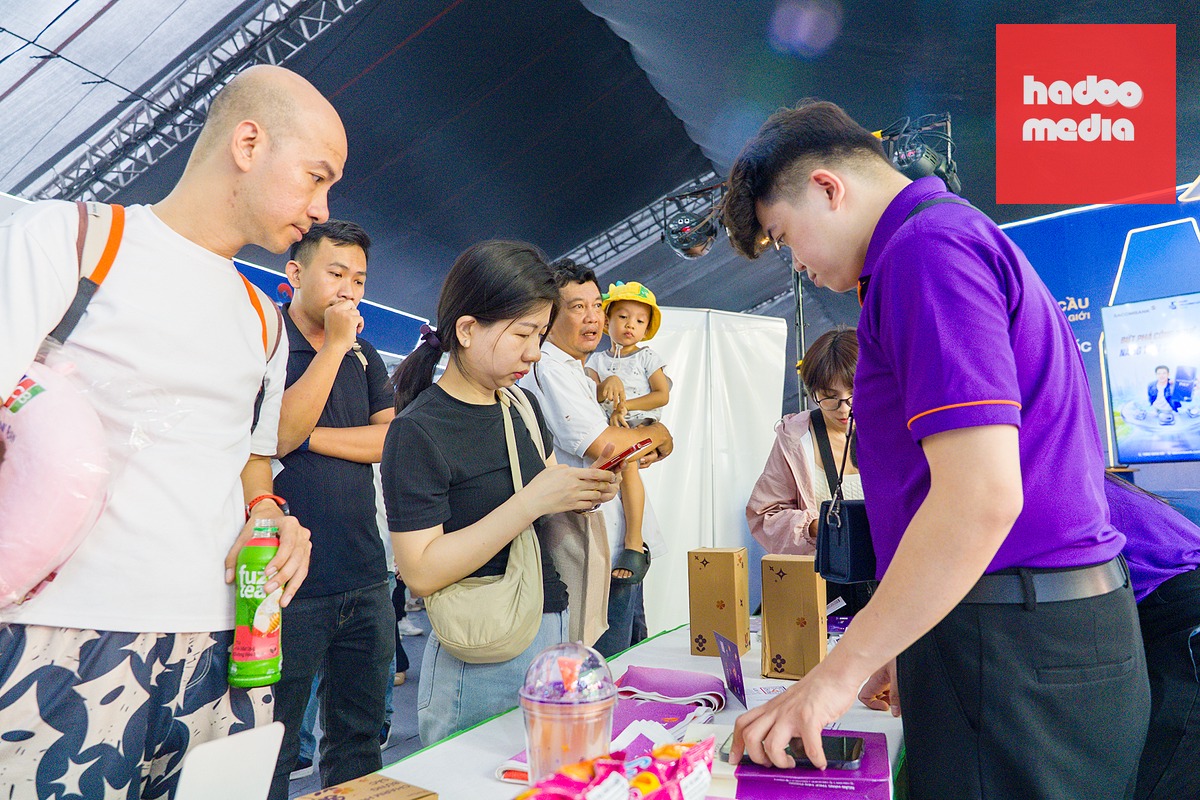 Nhân viên TPBank cho biết khách hàng tập trung vào các dịch vụ thanh toán quốc tế của ngân hàng này trong suốt 2 ngày sự kiện diễn ra - Ảnh: VĂN TRUNG