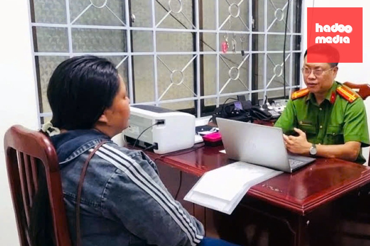 Công an phường Tam Thắng, TP.HCM làm việc với bà Đ.T.T. - người nghi bạo hành, ép nhiều trẻ em bán hàng rong - Ảnh: CACC
