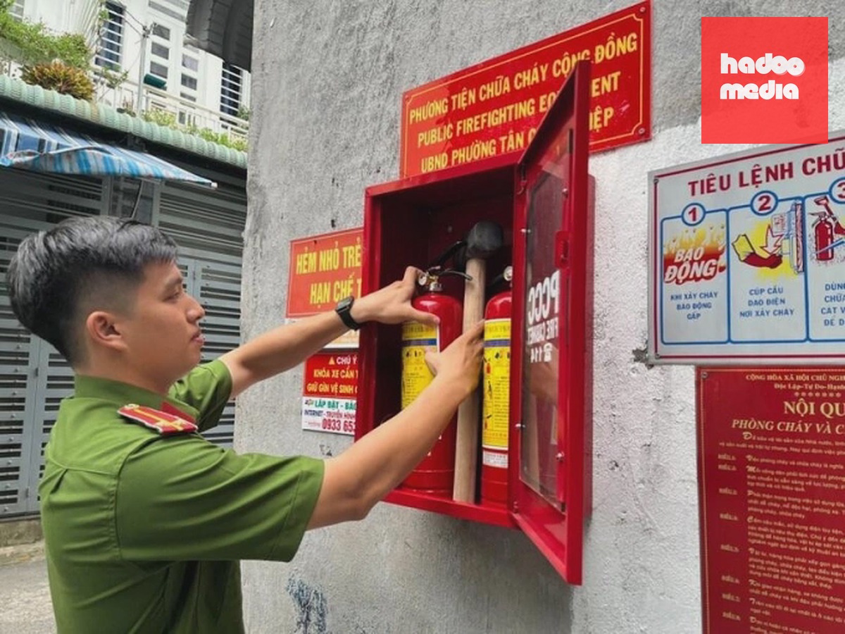 Cán bộ công an kiểm tra phương tiện chữa cháy cộng đồng. Ảnh: Báo Điện tử Chính phủ