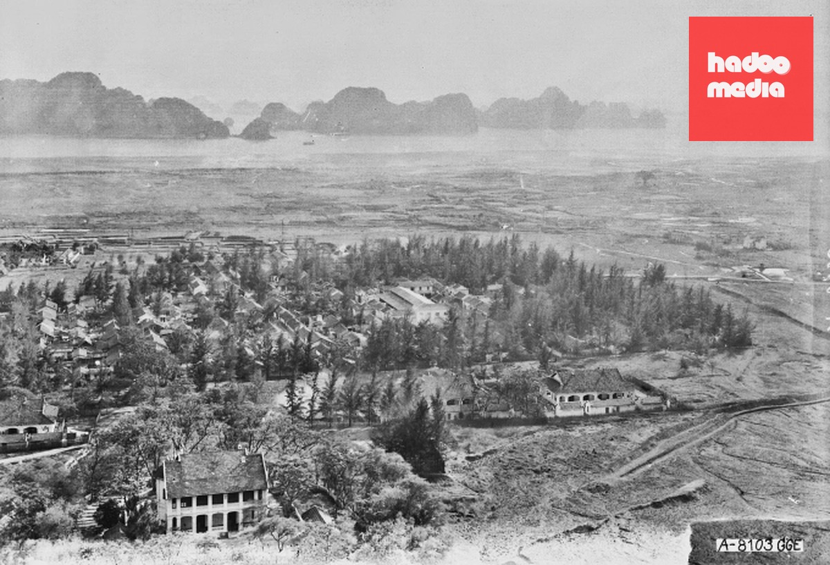 Một khu dân cư năm 1920, ngày nay thuộc thị xã Quảng Yên. Phía xa là vịnh Hạ Long. Ảnh: Tư liệu
