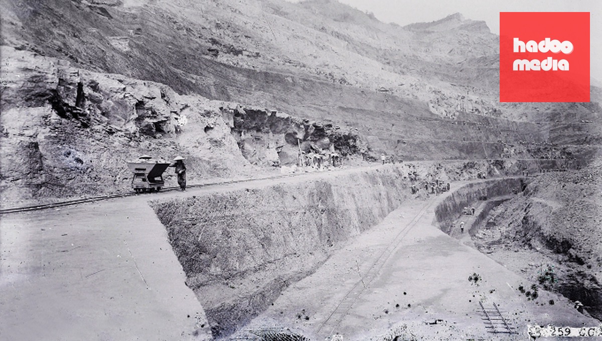 Mỏ than lộ thiên ở Hòn Gai vào những năm 1920-1929. Núi than được khai thác theo hình bậc thang với các đường ray và xe đẩy do công nhân vận hành. Ảnh; Tư liệu