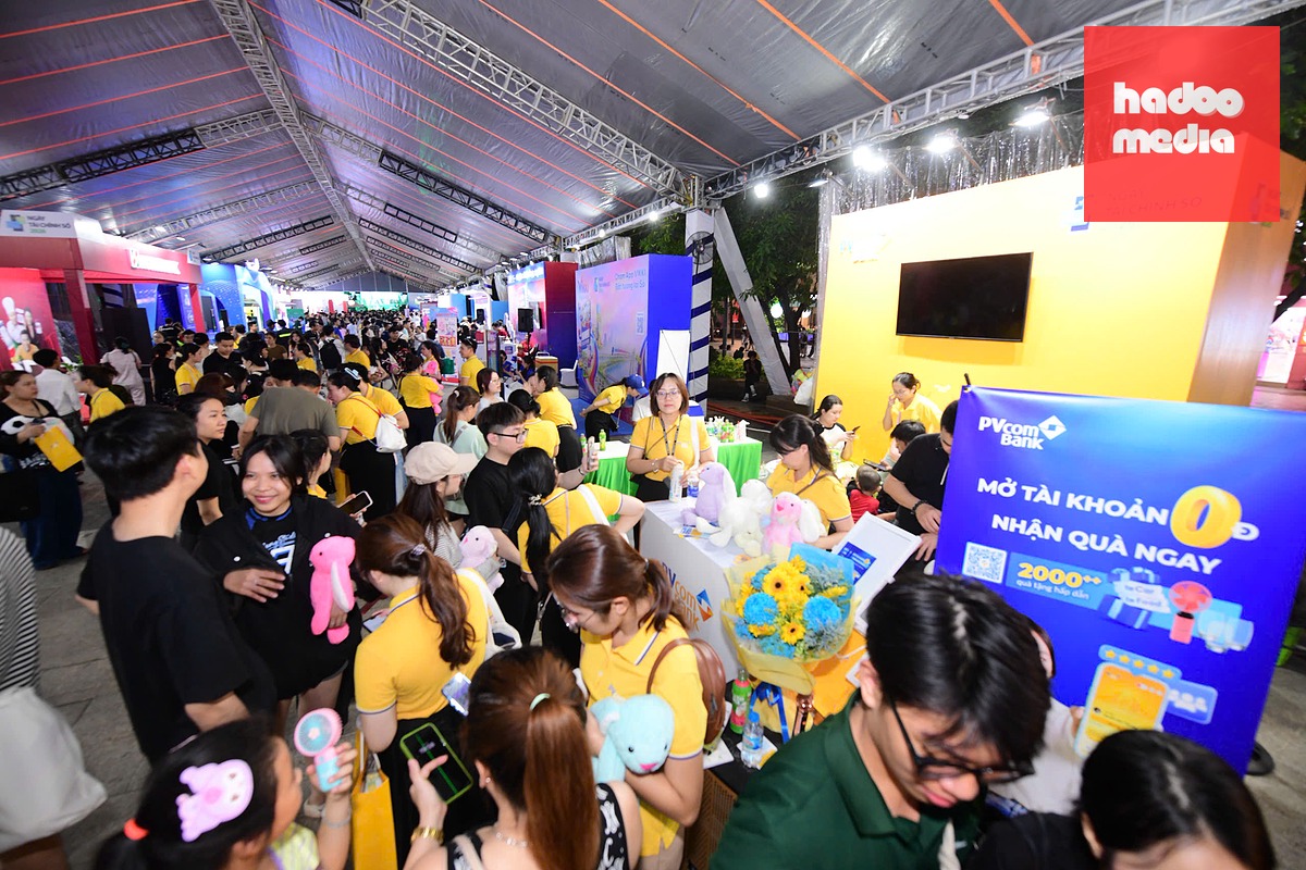 Quầy hàng của PVcombank luôn nhận được nhiều sự quan tâm trong suốt 2 ngày sự kiện. - Ảnh: Q.Đ