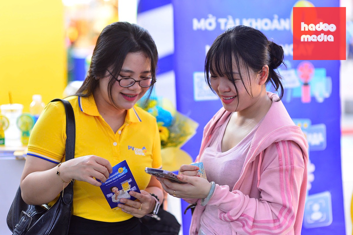 Những chiếc ly giữ nhiệt, quạt điện hay các voucher giảm giá dịch vụ di chuyển không phải là điều duy nhất thu hút khách tham quan tại gian hàng PVcomBank trong khuôn khổ Ngày Tài chính số 2026. - Ảnh: Q.Đ