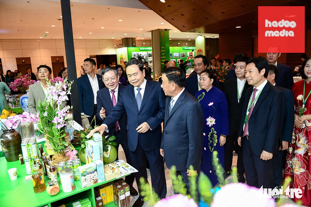 Chủ tịch Quốc hội Trần Thanh Mẫn, Thường trực Ban Bí thư Trần Cẩm Tú cùng lãnh đạo Đảng, Nhà nước tham quan các gian hàng trưng bày sản phẩm nông nghiệp nổi bật của Hội Nông dân các tỉnh, thành - Ảnh: NAM TRẦN