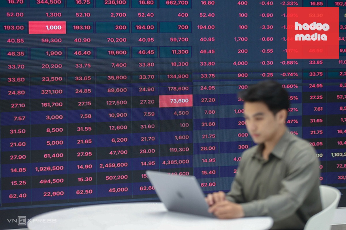 Nhà đầu tư theo dõi bảng giá tại Công ty Chứng khoán Kafi, tháng 4/2026. Ảnh: Quỳnh Trần
