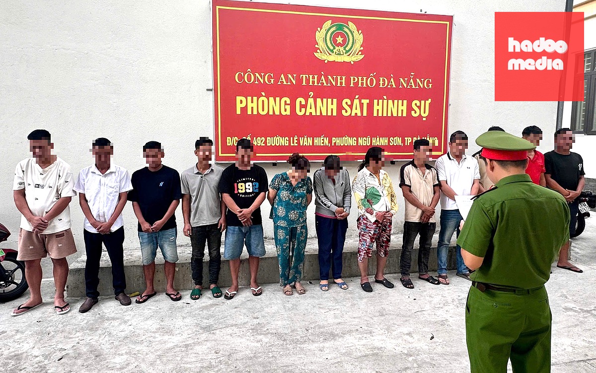Những người liên quan tại cơ quan công an - Ảnh: CA