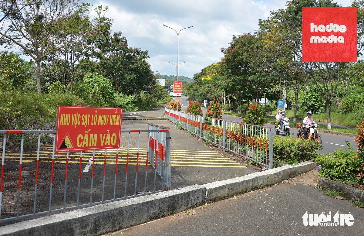 Điểm sạt lở trên quốc lộ 14, đoạn qua phường Bắc Gia Nghĩa, tỉnh Lâm Đồng (vùng Đắk Nông cũ) sau 3 năm vẫn chưa khắc phục xong - Ảnh: ĐỨC TRONG
