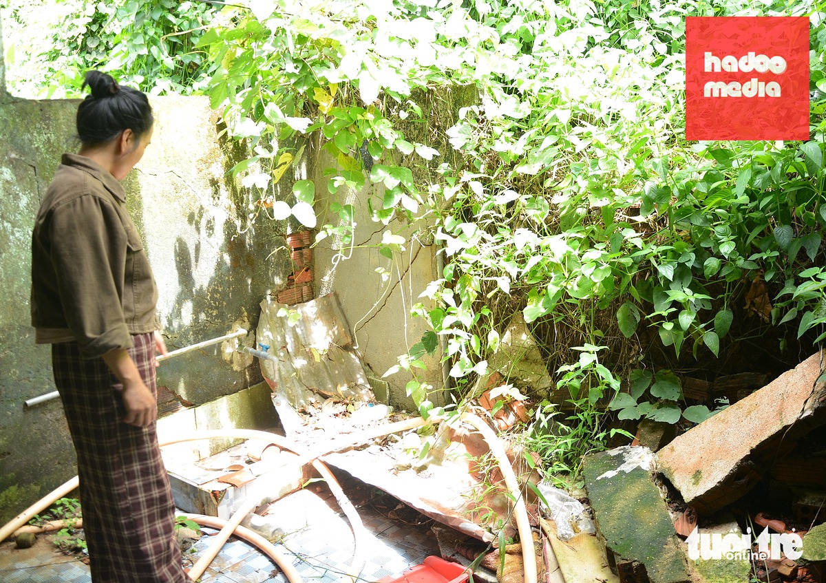 Vụ sạt lở làm tường rào nhà bà Nguyễn Thị Phát, tổ 9, phường Bắc Gia Nghĩa sụp đổ - Ảnh: ĐỨC TRONG