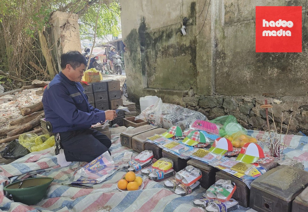 Đơn vị thi công làm lễ cho những hài cốt được tìm thấy. Ảnh: Hoa Lư