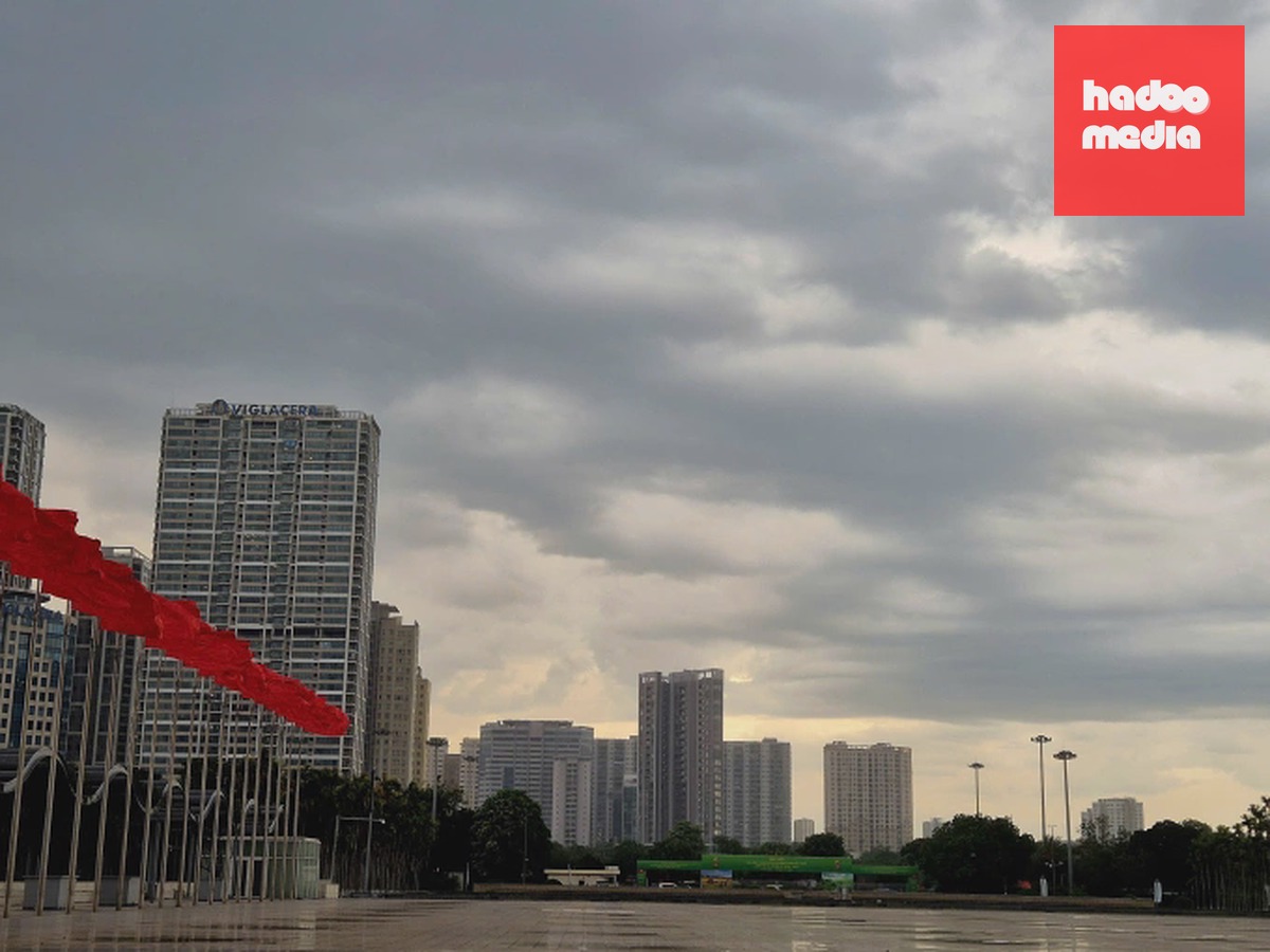 Cơn giông ở Hà Nội lúc 17h ngày 8/6. Ảnh: Gia Chính