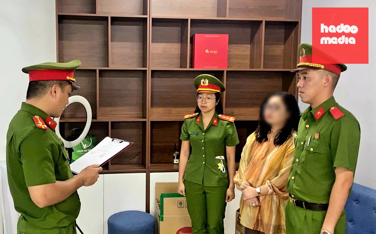 Cơ quan điều tra tống đạt quyết định - Ảnh: CA
