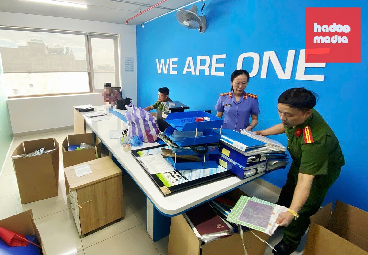 Cơ quan chức năng khám xét và thu giữ các tài liệu liên quan - Ảnh: CA