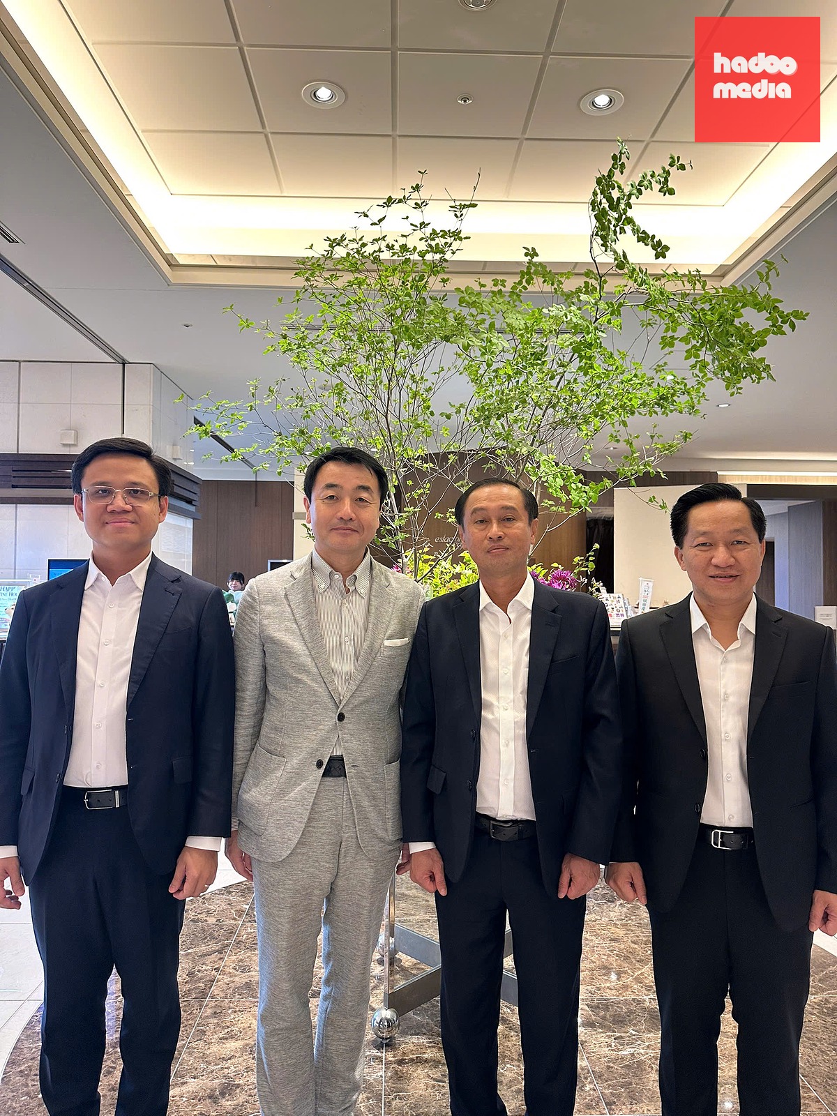Đoàn công tác HĐND TP.HCM gặp và làm việc với Thứ trưởng Bộ Đất đai, Hạ tầng, Giao thông và Du lịch - ngài Sasaki Hajime trong chuyến công tác tại Nhật Bản - Ảnh: Đoàn cung cấp