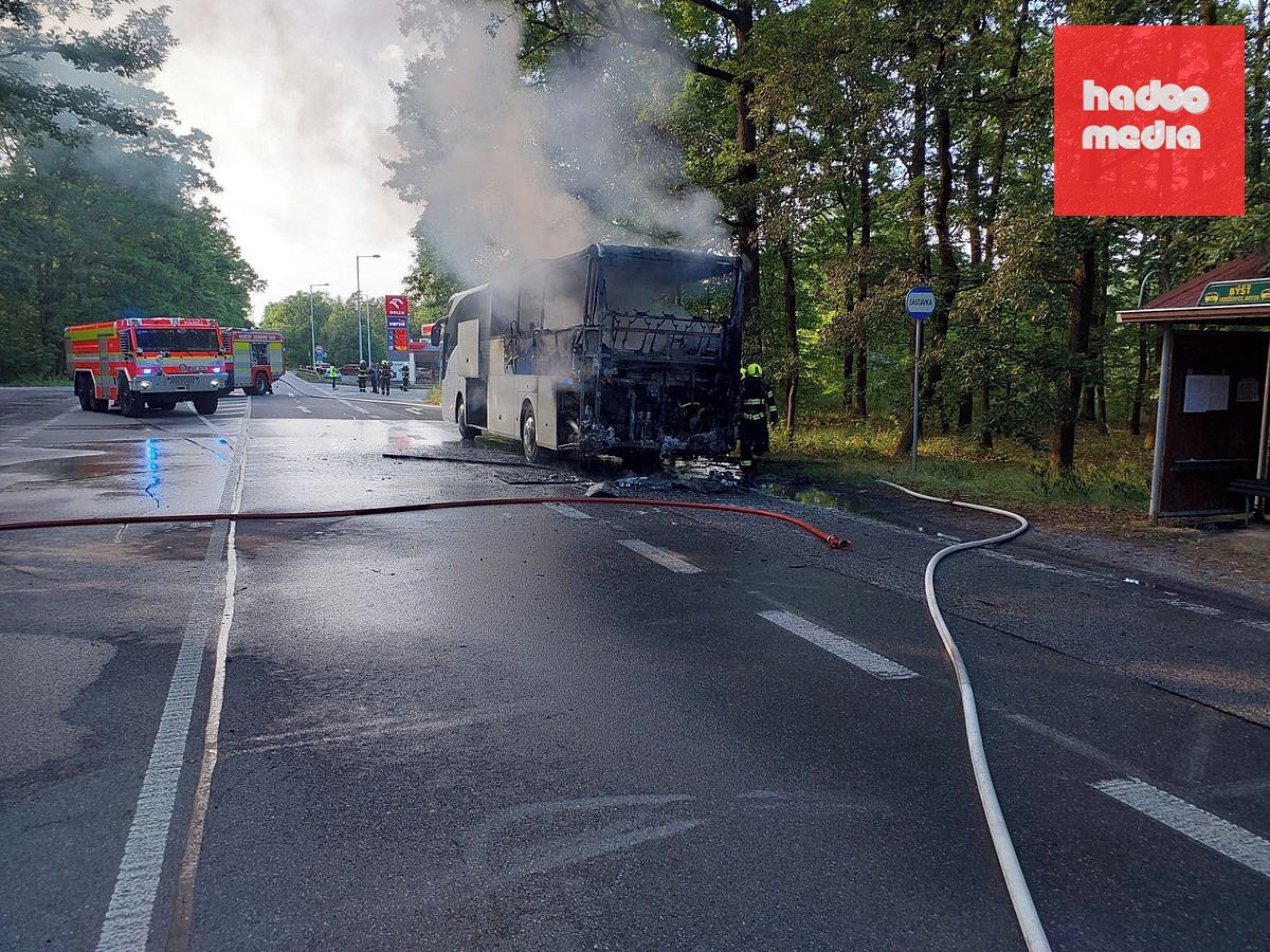 Co bylo příčinou požáru autobusu nyní budou zjišťovat vyšetřovatelé hasičů.