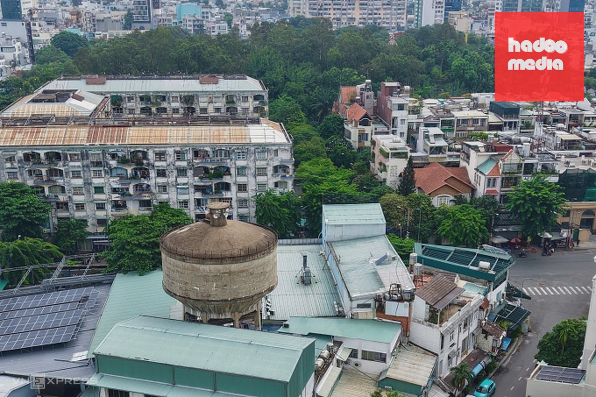Tháp nước nhìn có góc nhìn thẳng hướng về công viên Lê Thị Riêng là cột mốc để xác định vị trí hố chôn tập thể. Ảnh: Thanh Tùng