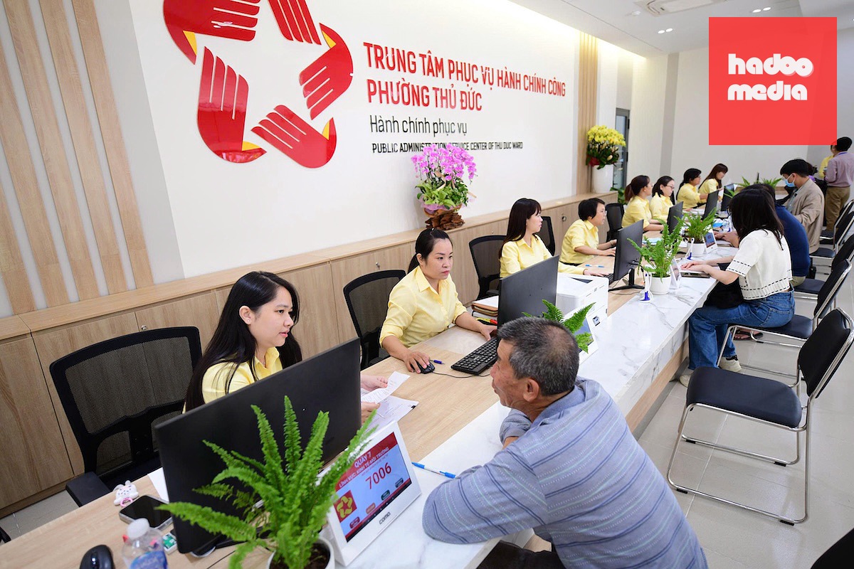 Người dân nộp hồ sơ đề nghị tính lại tiền sử dụng đất tại bộ phận một cửa liên thông - Ảnh: QUANG ĐỊNH