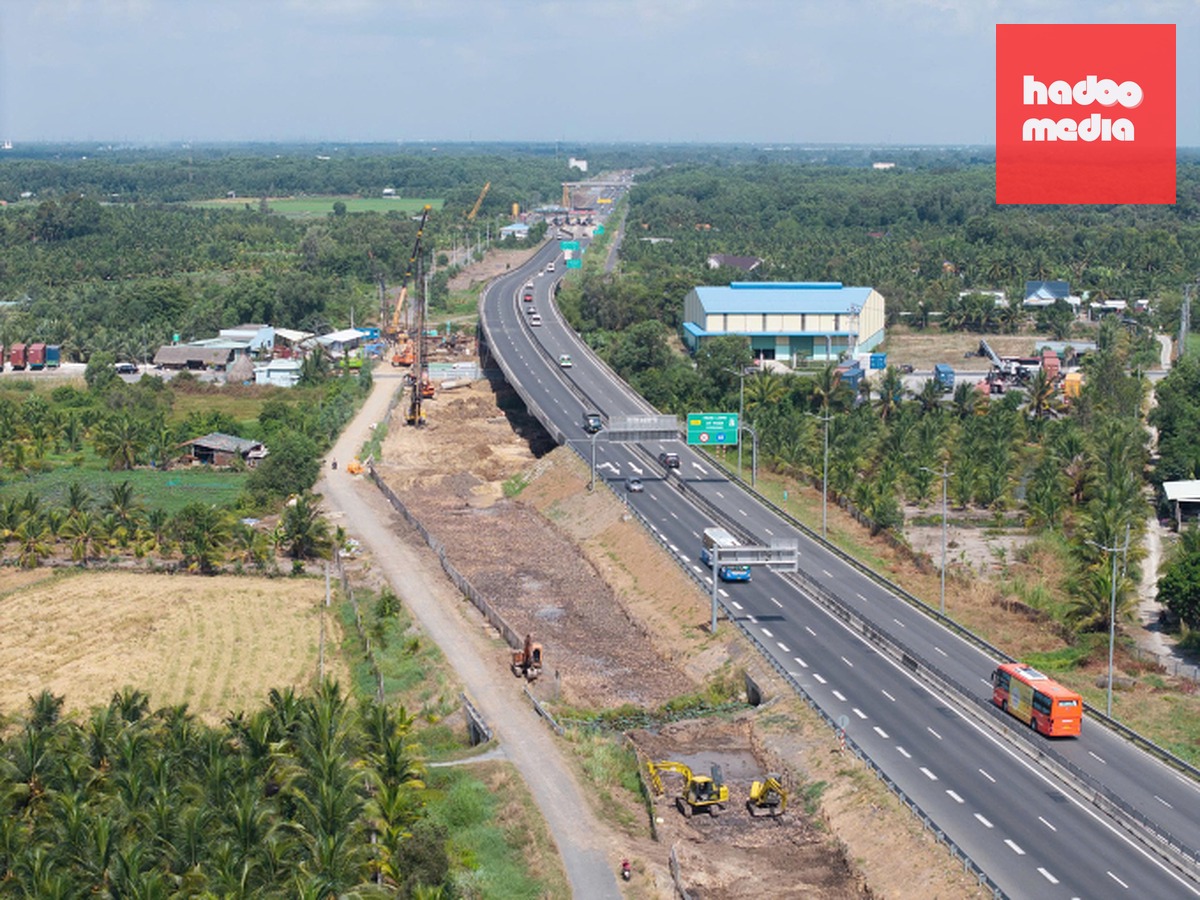 Máy móc thi công mở rộng cao tốc TP HCM - Trung Lương - Mỹ Thuận đầu tháng 6. Ảnh: Hoàng Nam