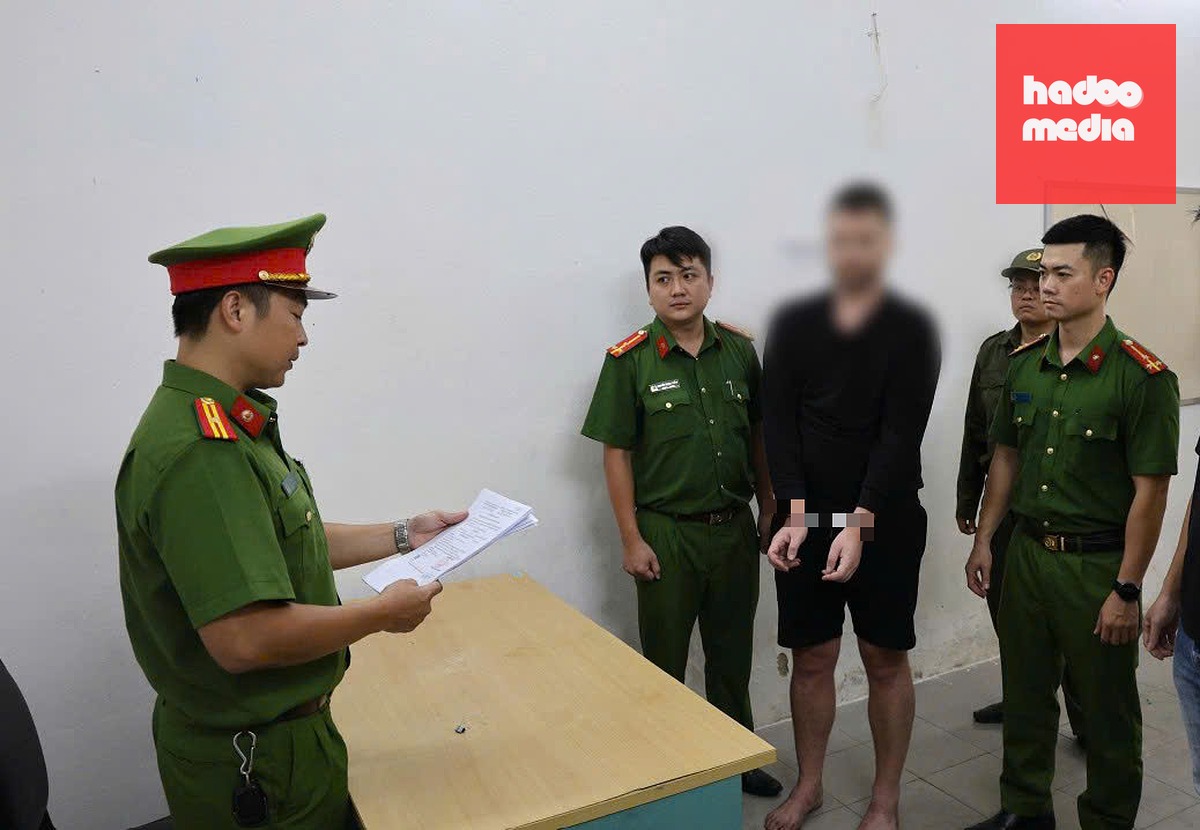 Cơ quan điều tra tống đạt quyết định - Ảnh: CA