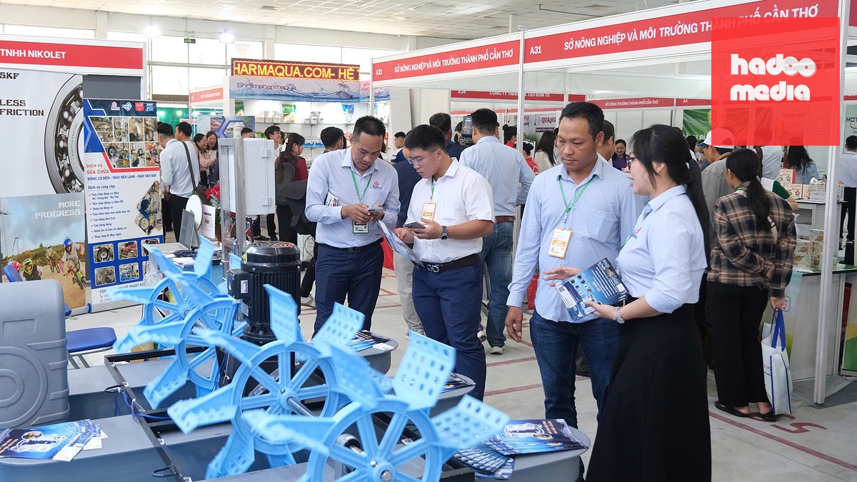 Các gian hàng giới thiệu công nghệ, sản phẩm và giải pháp mới phục vụ phát triển ngành thủy sản tại hội chợ - Ảnh: TRUNG PHẠM
