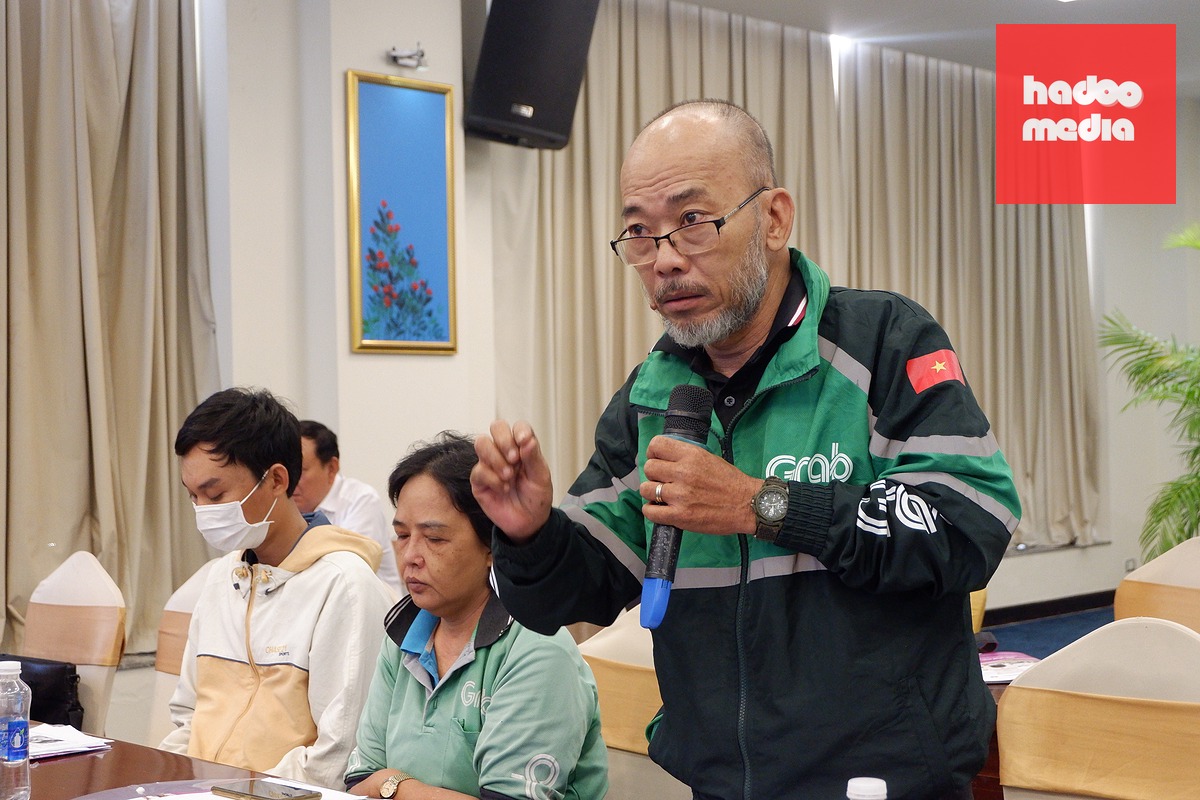 Ông Phạm Mi Sên, tài xế xe ôm công nghệ, chia sẻ sự ảnh hưởng về sức khỏe khi phải mưu sinh ngoài trời - Ảnh: K.ANH