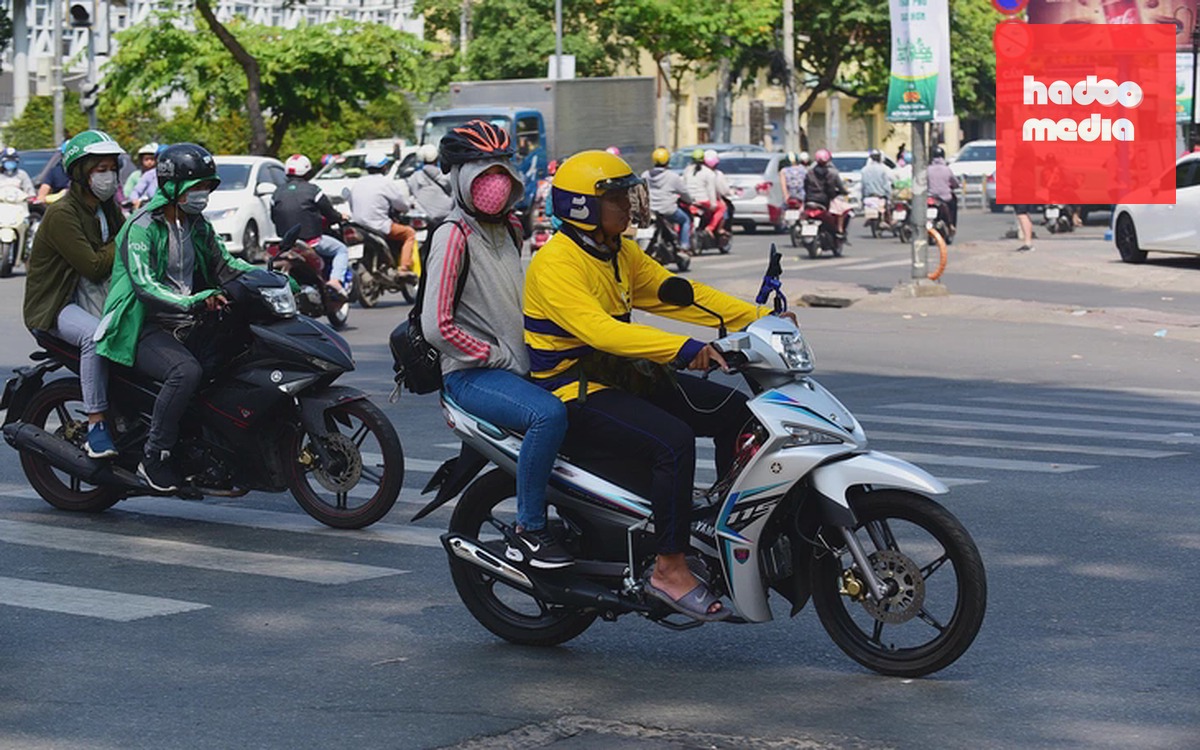 Đang nắng lại mưa ào, 75% lao động ngoài trời mệt mỏi, kiệt sức trong cái nóng - Ảnh 2.
