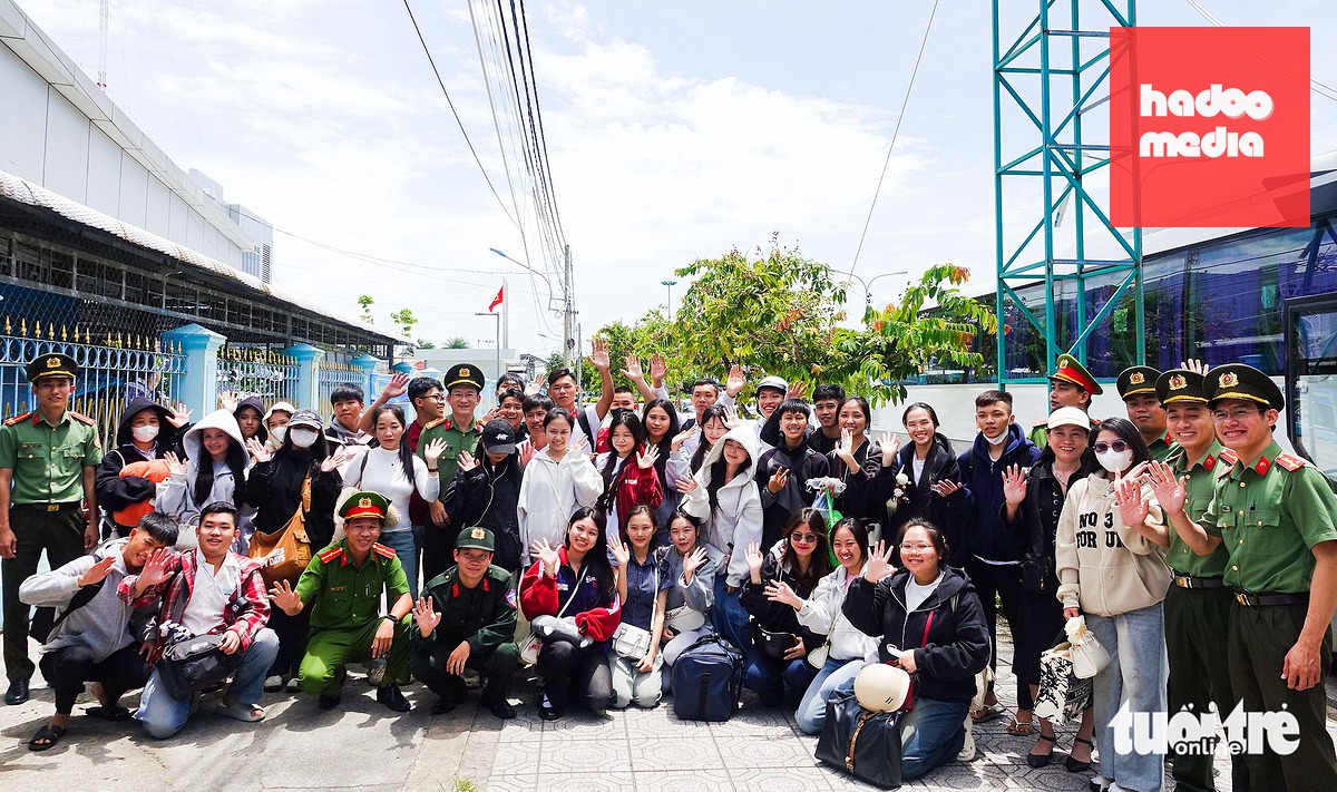 Lực lượng Công an tỉnh An Giang hỗ trợ đưa rước các em học sinh ở xã đảo Nam Du, Hòn Sơn (đặc khu Kiên Hải) đến điểm thi tốt nghiệp THPT năm 2026 - Ảnh: CHÍ CÔNG